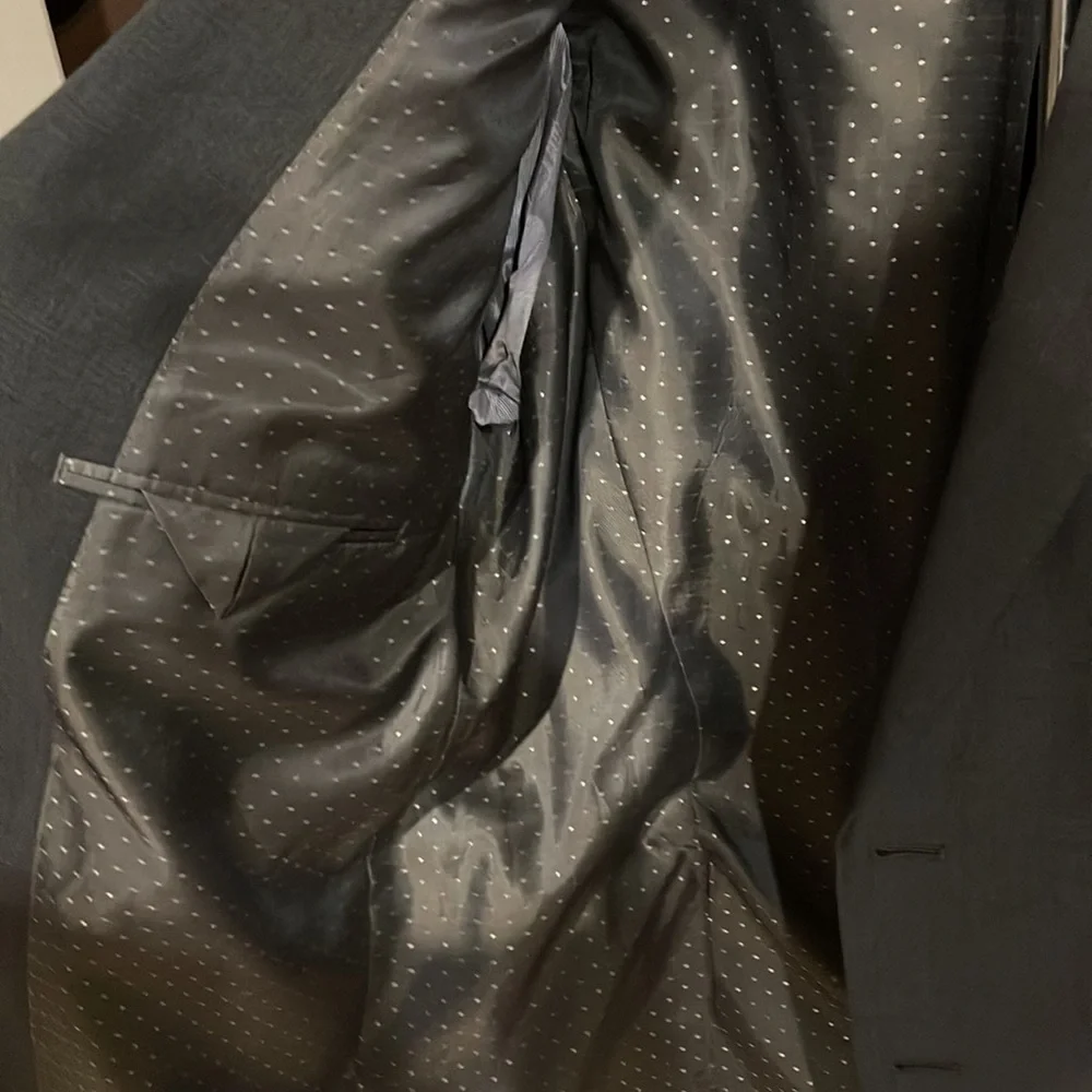Gray suit jacket. - Picture 4 of 5